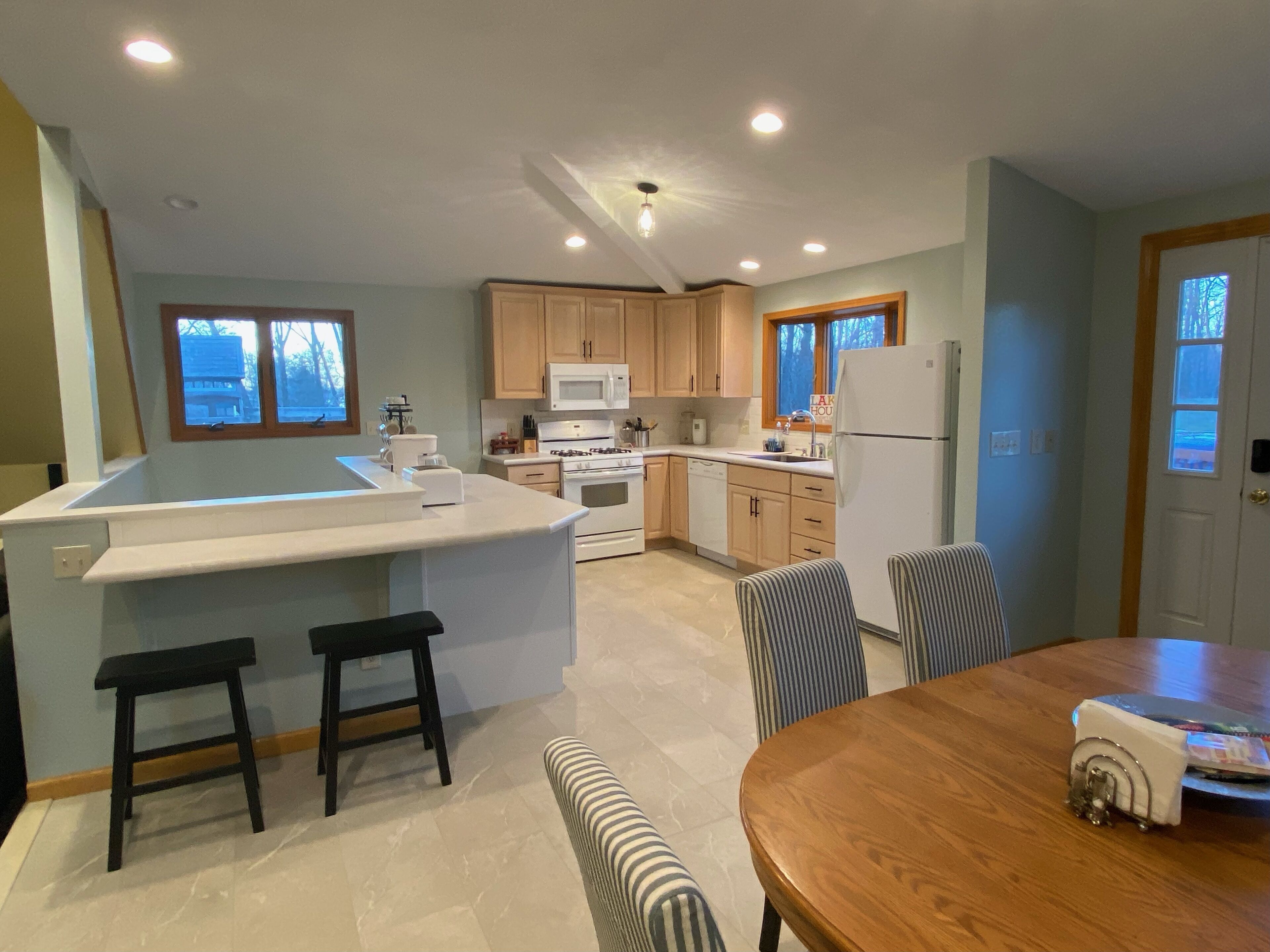 4BR / 2.5 BA Family friendly get away for lake fun, wedding, reunions, and more!