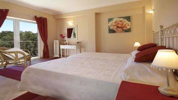 3 chambres, coffres-forts dans les chambres, fer et planche Ă repasser