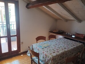 Dining - Delightful Penthouse with terrace and garage a stone's throw from the Cinqueterre sea (Levanto)