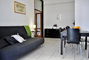 TV connectée, lecteur de DVD, livres
