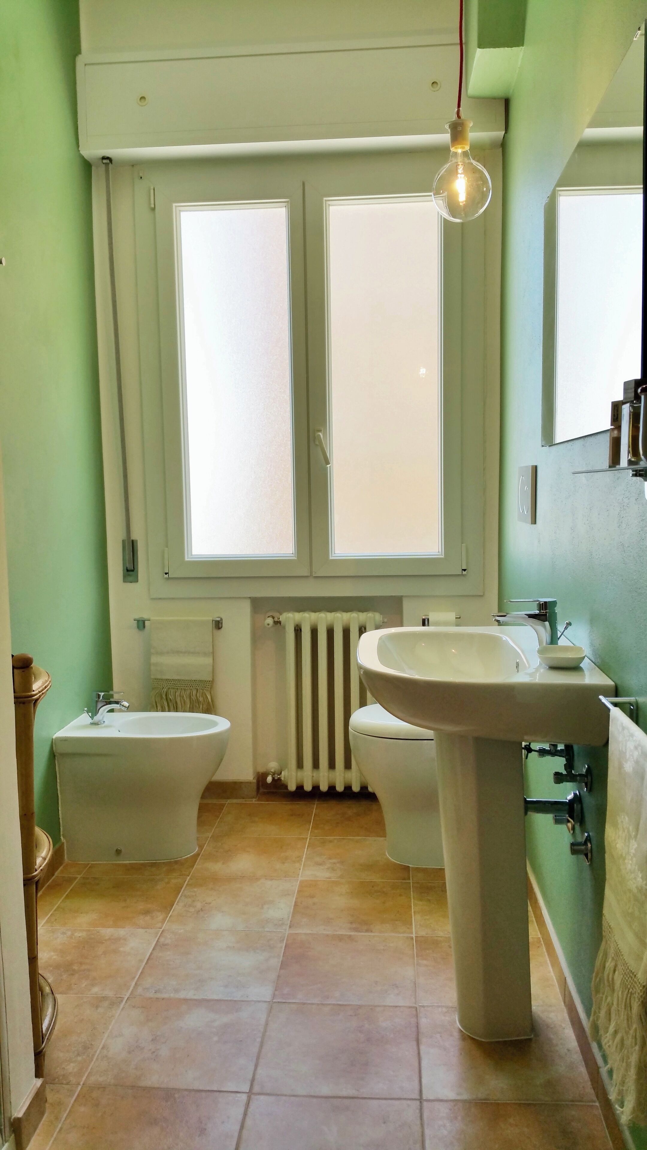 Douche, sèche-cheveux, bidet, savon