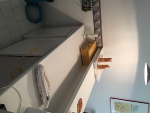 Chuveiro/banheira combinados, secador de cabelo, toalhas de banho 