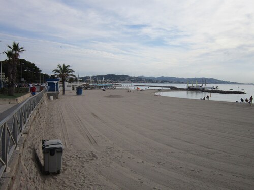 IRIS: SCHÖNE FERIENWOHNUNG, SPORT, ARBEIT IN DER FRANZÖSISCHEN RIVIERA