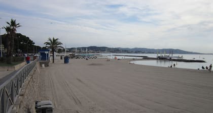 IRIS: SCHÖNE FERIENWOHNUNG, SPORT, ARBEIT IN DER FRANZÖSISCHEN RIVIERA