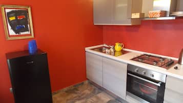 Frigorífico, horno, placa de cocina y lavavajillas