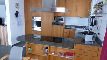 KĂŒhlschrank, Mikrowelle, Ofen, Herdplatte