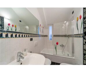 Duschwanne, kostenlose Toilettenartikel, Haartrockner, Bidet