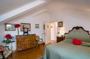 3 habitaciones, tabla de planchar con plancha, wifi y ropa de cama