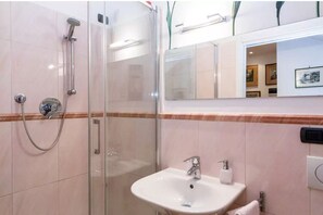 Combined shower/bathtub, free toiletries, hair dryer, bidet - La Luna sui Tetti / central and panoramic apartment (santa margherita ligure)