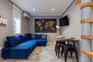 TV - Townhouse near Plaza Castilla - Apartment CUZCO (Madrid)