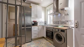 Frigorifero, microonde, forno, piano cottura