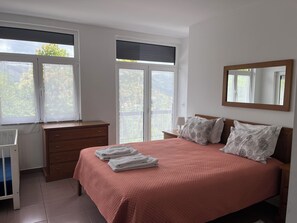 2 bedrooms, desk, iron/ironing board, free WiFi