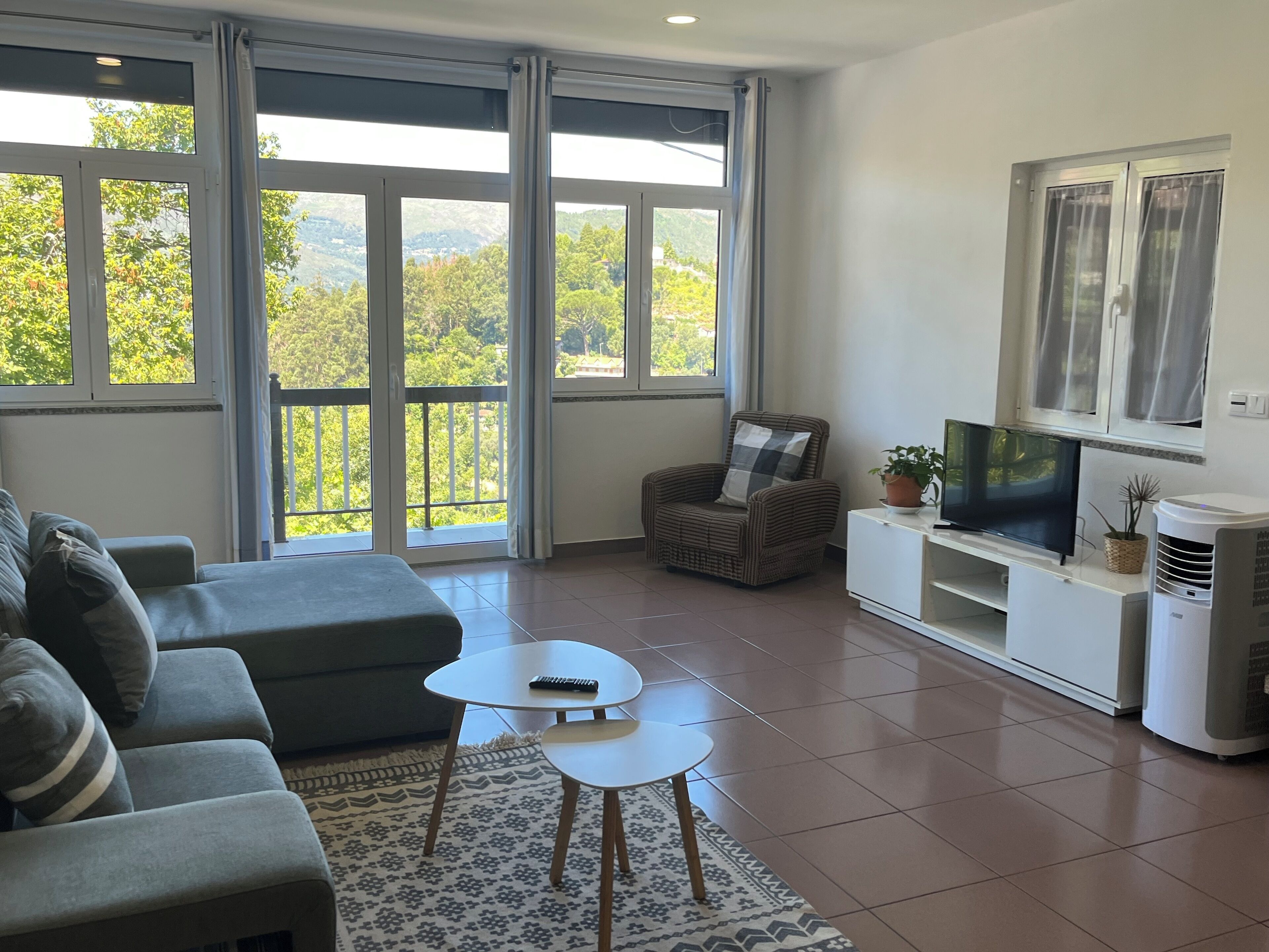 Een smart-tv en een open haard