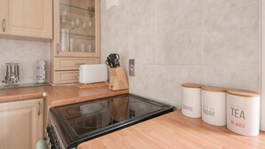 Cafetière/bouilloire, grand réfrigérateur, four, plaque de cuisson