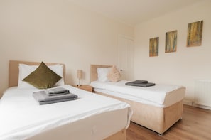 2 bedrooms, desk, iron/ironing board, free WiFi - M9 Falkirk Apartment (Falkirk)