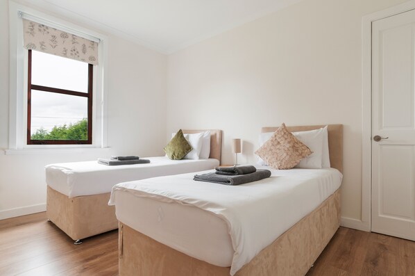 2 habitaciones, escritorio, tabla de planchar con plancha y wifi gratis 