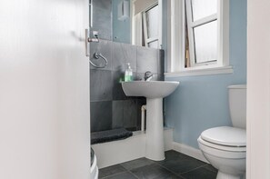 淋浴设施、大花洒淋浴喷头、免费洗浴用品、吹风机