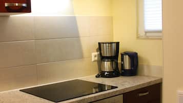 Frigorífico, horno, placa de cocina y lavavajillas