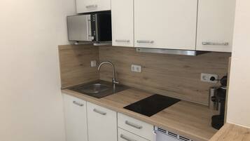 Kühlschrank, Herdplatte, Wasserkocher mit Kaffee-/Teezubehör