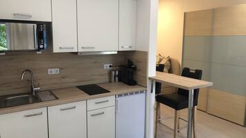 Kühlschrank, Herdplatte, Wasserkocher mit Kaffee-/Teezubehör