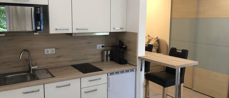 Réfrigérateur, plaque de cuisson, cafetière/bouilloire