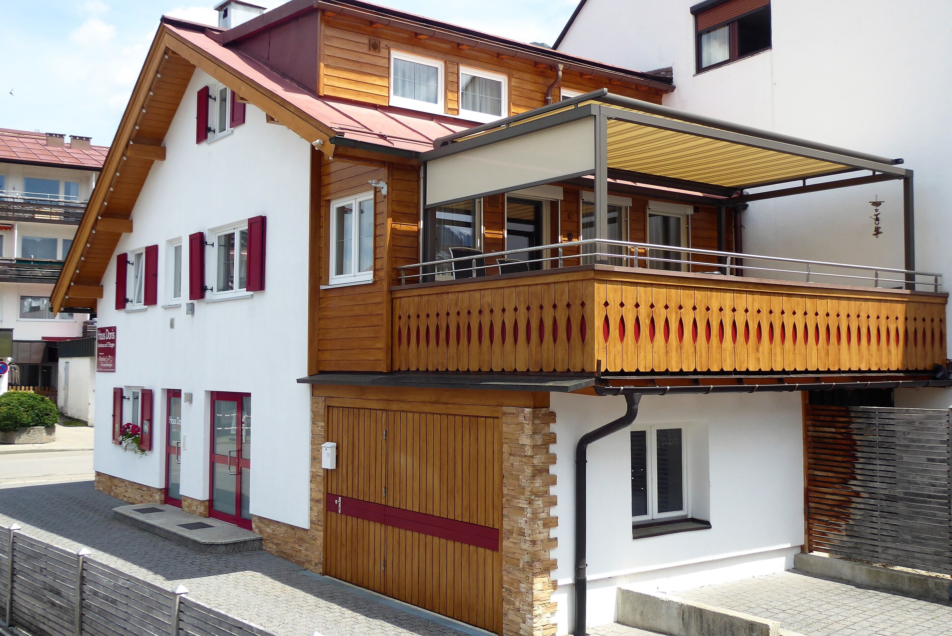 centric location, duplex, pets on request, large South-west roof terrace