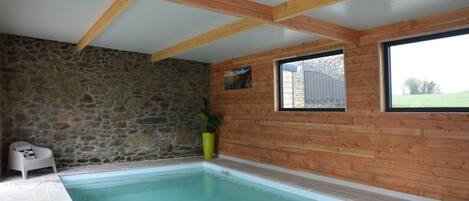 Een binnenzwembad, een buitenzwembad