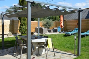 Outdoor dining - Swimming pool NOTHING BUT FOR YOU, covered, heated, 6 pers near St Malo BRETAGNE (plancoet)