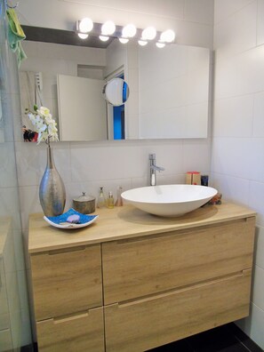 Suihku, hiustenkuivaaja, vessapaperi