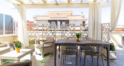 Central penthouse overlooking the sea