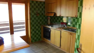 Køleskab, ovn, kogeplade, køkkentøj/tallerkener/redskaber