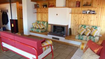 Fernseher, Kamin, Bücher