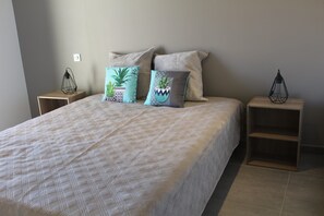 3 bedrooms, iron/ironing board, WiFi, bed sheets - SEA VIEW VILLA - CALVI 6 people (Calvi)