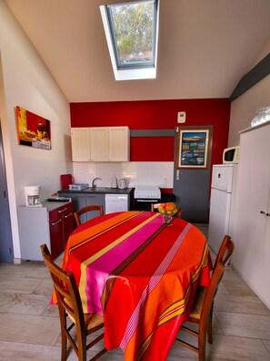 Fridge, microwave, oven, stovetop - Charming little Landaise house, completely renovated, in the heart of a pretty village. (Léon)