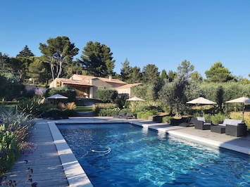 Terrasse piscine, vue sur le mas