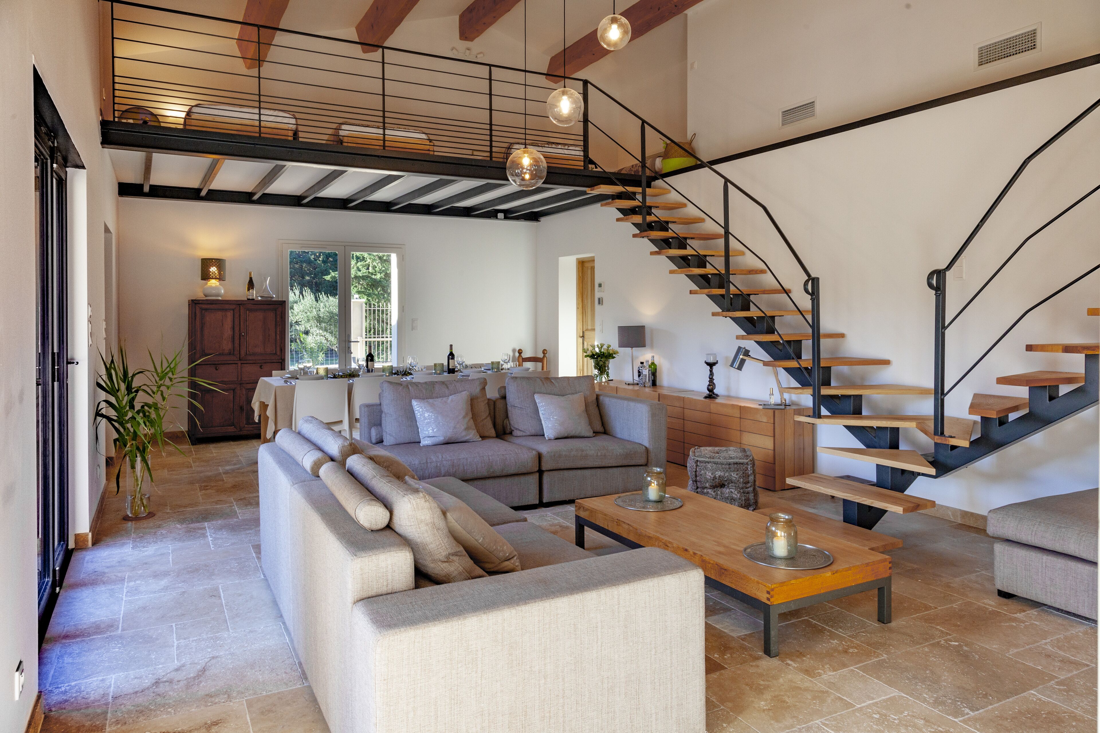 Una televisión, una chimenea, una mesa de tenis de mesa, libros