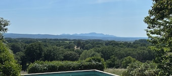 House 8/10 people with swimming pool, magnificent view of Ste Victoire