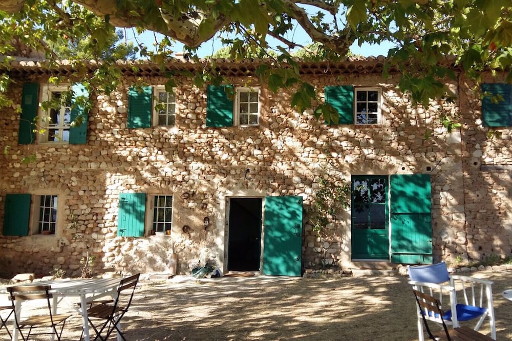 House 8/10 people with swimming pool, magnificent view of Ste Victoire