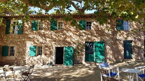 House 8/10 people with swimming pool, magnificent view of Ste Victoire 