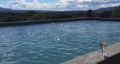 House 8/10 people with swimming pool, magnificent view of Ste Victoire