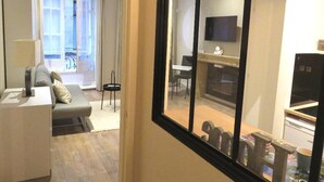 A modern living room with a sofa, a coffee table, and a TV. - Studio Vieux Lyon  (Lyon)