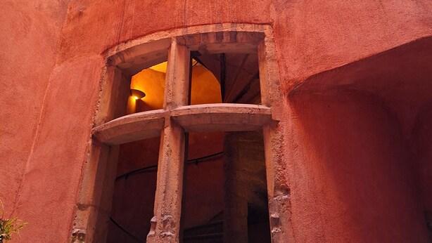 A multi-level building with a series of balconies and windows. - Studio Vieux Lyon  (Lyon)