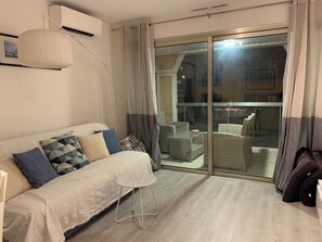 TV, books, computer monitors - 50 m from the sea, calm and bright flat with large terrace, secured garage (Saint-Laurent-Du-Var)