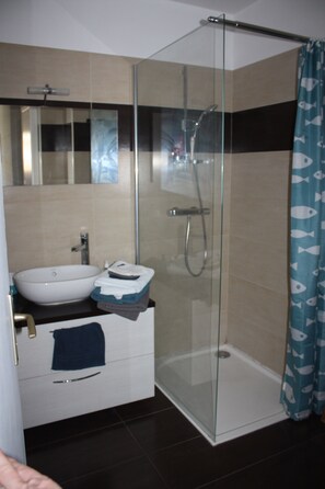 Shower, hair dryer, towels, soap - 50 m from the sea, calm and bright flat with large terrace, secured garage (Saint-Laurent-Du-Var)