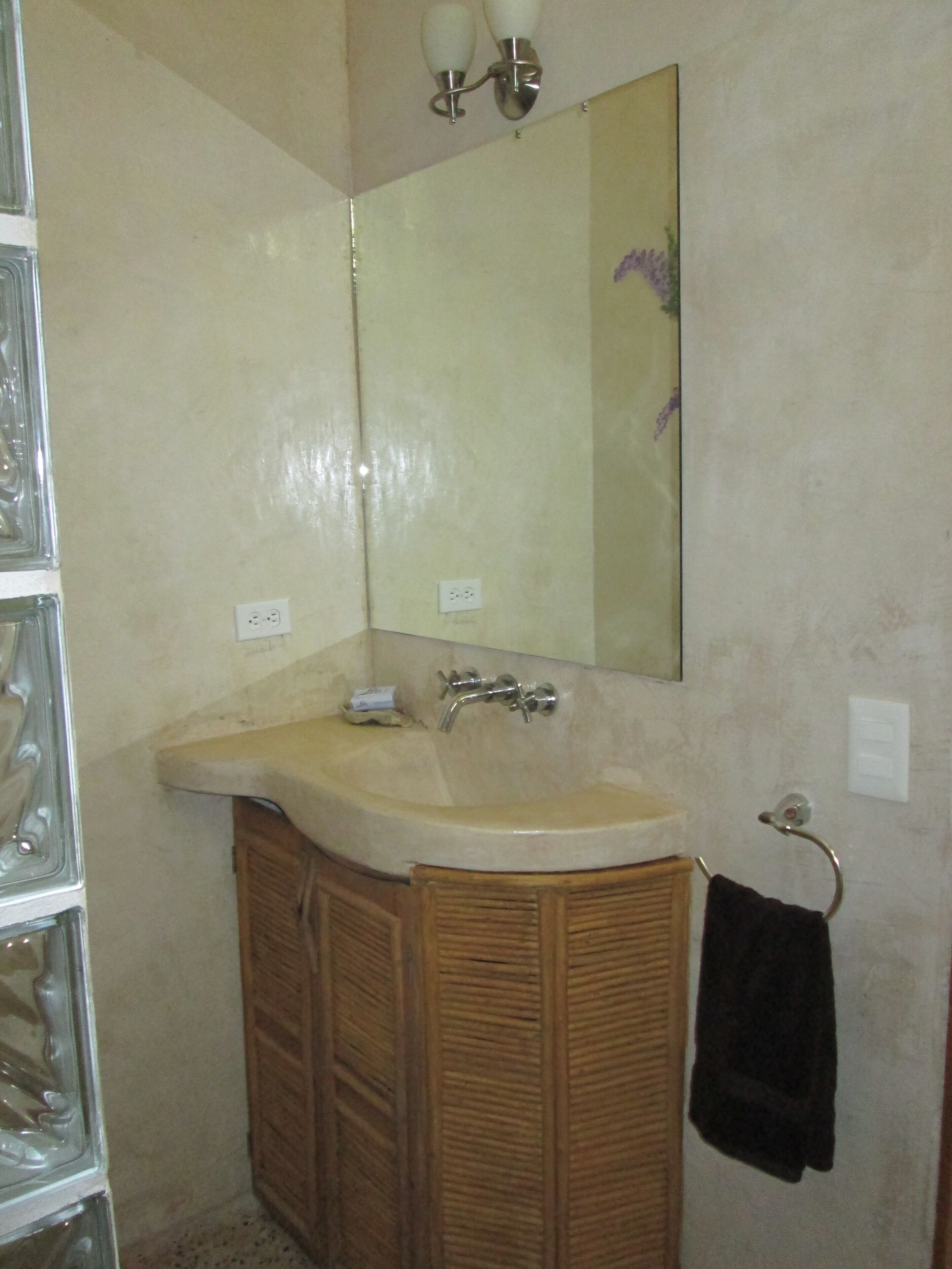 The Hideaway, casita with queen bed, full bath, kitchen, sitting area + terrace 