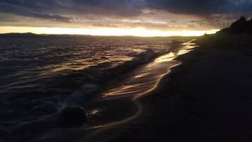 ใกล้ชายหาด, ทรายสีขาว, วอลเลย์บอล