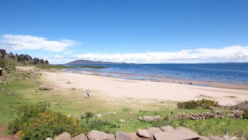 Pantai di sekitar, pasir putih, dan voli pantai