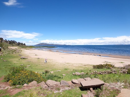 Una playa cerca, arena blanca, vóleibol de playa
