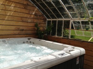 Indoor spa tub