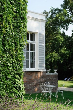 Outdoor dining - Château du bois de la lune (Angerville-La-Campagne)